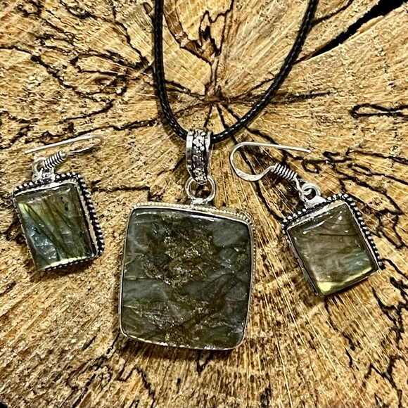 Labradorite Pendant & Earrings Set - Picture 6 of 13